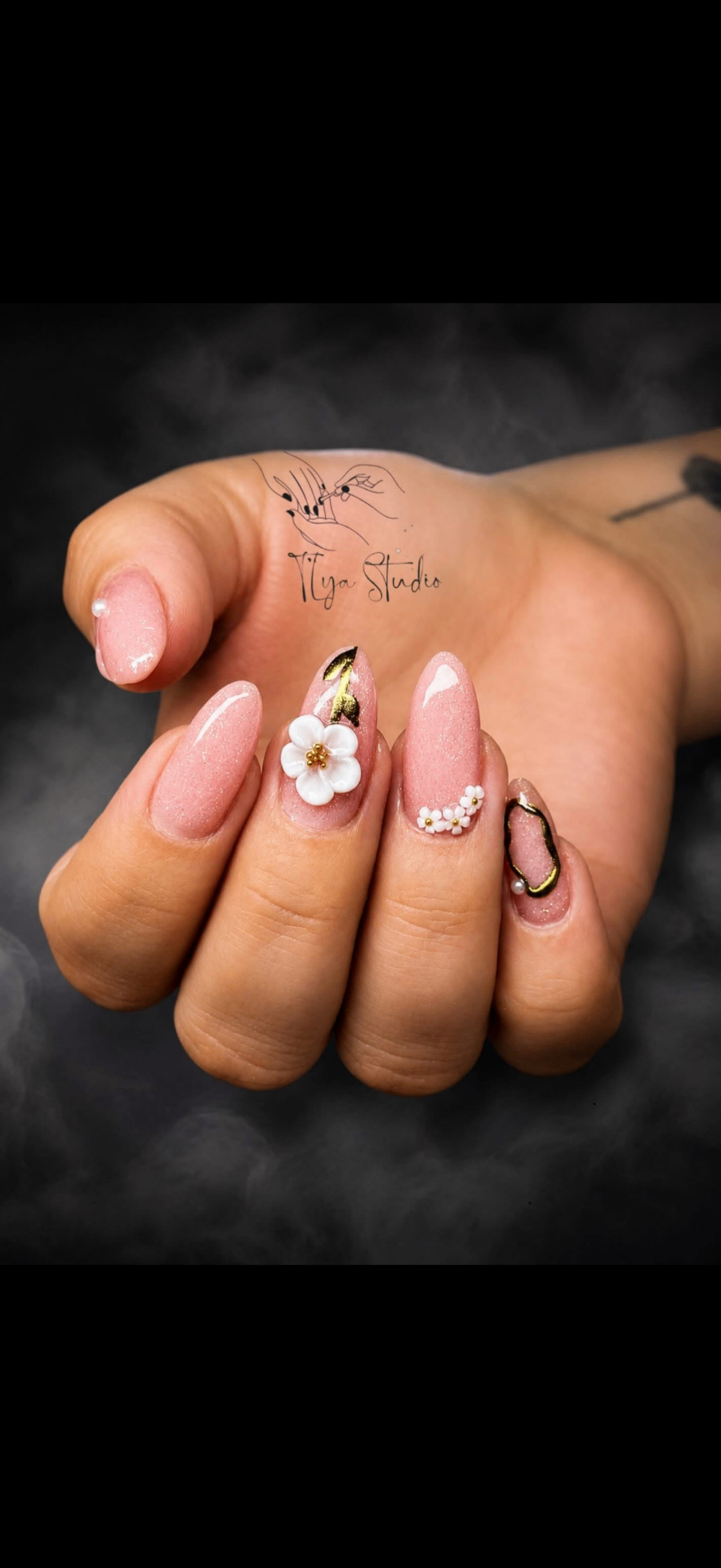 Manucure rose glitter avec fleurs 3D